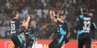 New Zealand edge out Pakistan by four runs in third T20I, but Pakistan still lead series 2-1