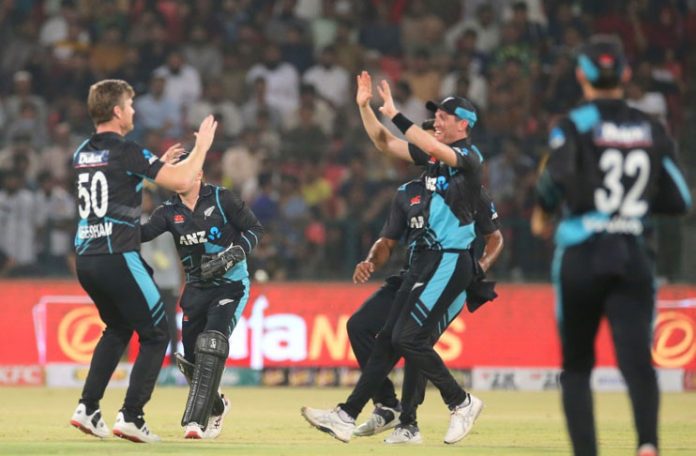New Zealand edge out Pakistan by four runs in third T20I, but Pakistan still lead series 2-1